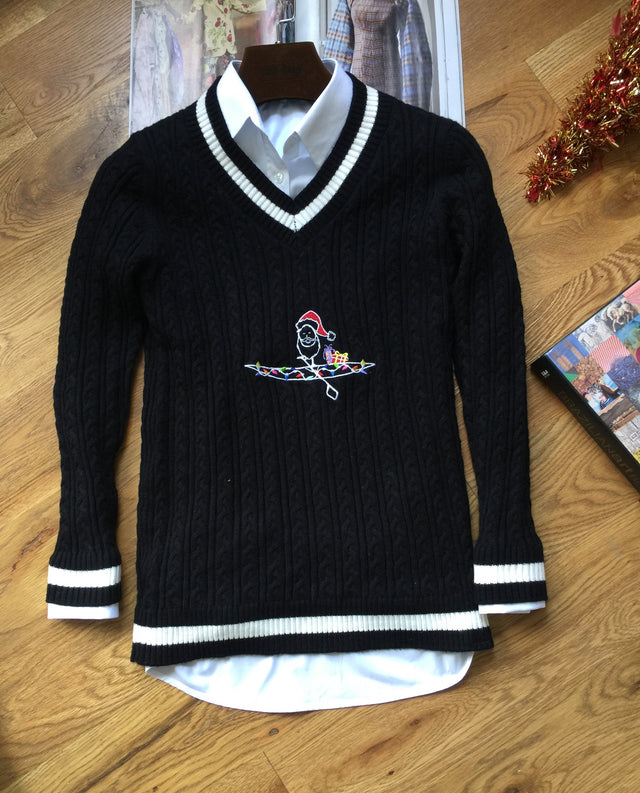 Adé Lang Embroiderd Sculling Santa Black Sweater